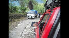 Guatemala. Semuc Champey. People pushing car. Gente empujando carro de subida. 2014