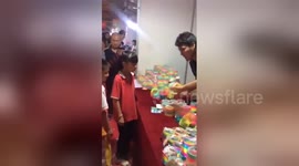 Newsflare Edit - Mindbending! Slinky master wows children with skills