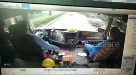 南京  乱超车惹的祸:大货车肚下窜出小轿车