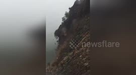 Newsflare Edit - 湖北保康山体滑坡,路人冒生命危险拍下瞬间