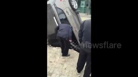 大同 汽车90度扎进工地深坑