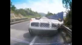 河池:无证老司机高速超车 面包车爆胎翻三圈