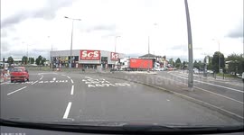 completely messed up traffic signal sequence causing hassle and delays