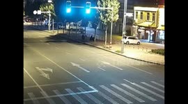 烟台:惊险!轿车半夜来“敲门”