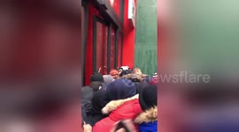 Newsflare Edit - CRAZY FIGHT AT NYC FOOTLOCKER FLAGSHIP FOR THE NIKE LEBRON 14
