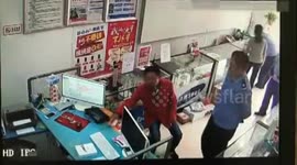 滁州:男子连偷三手机 警察在场继续偷