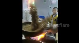 Chef shows off amazing cooking skill in central China