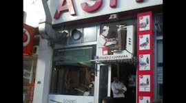 Turkey. Turquía. Erzurum. Muppet cutting meat kebab. Muñeco corta Doner