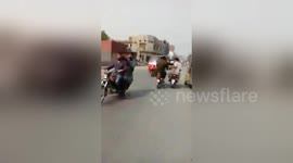 Newsflare Edit - Police In Pakistan Punjab Province Shot down Robbers after the robbers attacked the Police after being identified by People chasing behind them