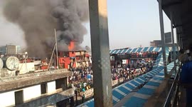 Crowd watches on as fire breaks out in Mumbai slum
