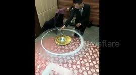 Chinese waiter brings table cleaning skills to a new level