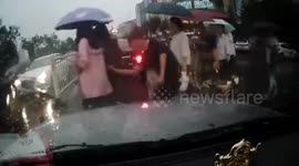 Pickpocket steals woman's phone as she crosses the road