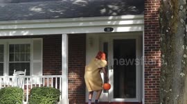 YouTuber doesn't get any sweets as he goes trick-or-treating early