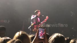 Harry Styles stops mid-song to help fan having panic attack
