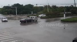 句容:【监控实拍】女司机闯红灯加速冲路口 撞车后冲进绿化带负全责