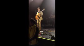 Harry Styles has to much kiwis on stage