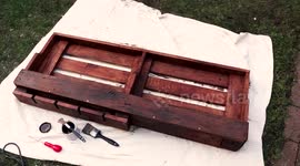 Guy builds neat wine rack with glass holder from a recycled pallet