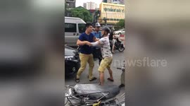 Newsflare Edit - American driver attacked in Vietnam road rage after local 'runs over his foot'