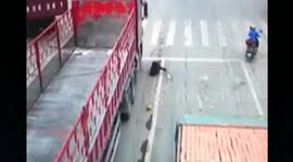 Man narrowly escapes from being killed in traffic accident in China