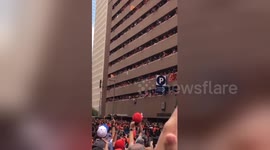 Fans team up to retrieve woman's hat during World Series Parade