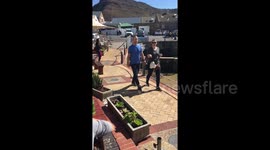 Man who sounds just like a dog makes tourists jump in Cape Town