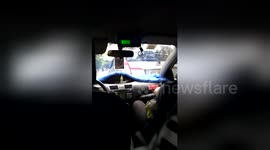 Newsflare Edit - Road rage driver smashes taxi's window with a brick