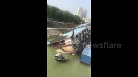 Boat restaurant sinks in river in China