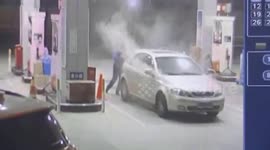 上海长宁区  加油站内轿车冒烟 加油工人化解险情