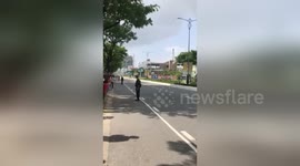 Newsflare Edit - Vietnamese people greeting when American delegation on the way to APEC in Da Nang