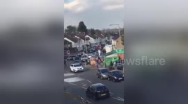 Newsflare Edit - Men Fight on roundabout in Luton
