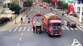 苏州: 男童被压货车车底 奇迹生还