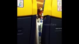 Hostess comica fa show nell'aereo. - Hostess comic shows in the airplane.