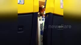 Newsflare Edit - Hostess comica fa show nell'aereo. - Hostess comic shows in the airplane.