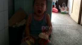 孩子拉臭臭也能睡着