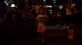 小萝莉广场舞完爆大妈