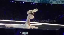 Chinese model falls on her face at Victoria's Secret show