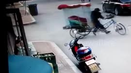 Out-of-control electric tricycle does doughnuts in middle of road