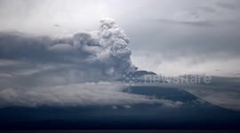 Incredible view of volcano Agung on Bali erupting an enormous ash cloud (4K)