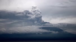 Newsflare Edit - Incredible view of volcano Agung on Bali erupting an enormous ash cloud (4K)