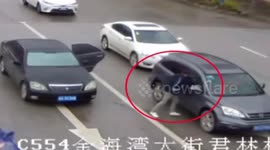 Woman escapes traffic light thief who smashed car window