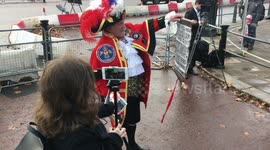 Royalist Town Crier Tony Appleton proclaims Prince Harry & Meghan betrothed at Buckingham Palace 2017