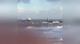Newsflare Edit - Ship fight storm wind and sea to get in river