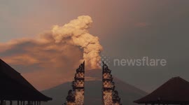 Stunning timelapse of Bali volcano erupting seen through temple gates