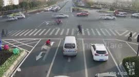 Man paints own road signs to help avoid jam