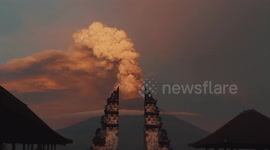BALI VOLCANO: Stunning time-lapse of eruption