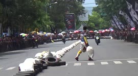 RAW FOOTAGE: Moment Indonesian road racer throws sack then chases down rival