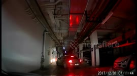 上海   女司机地下车库里开车惊险一幕