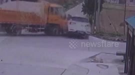 南通海安 砂石车“骑”上小轿车 女司机安全脱险