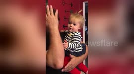 Newsflare Edit - Christmas Tree in American Sign Language
