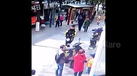 西安   男子偷手机被发现,竟栽赃外卖哥